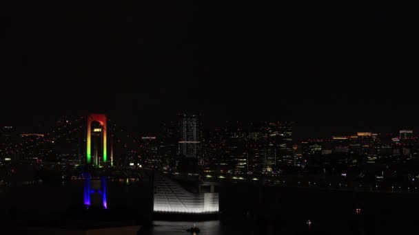 Μια νύχτα Rainbow γέφυρα στην αστική πόλη του Τόκιο ευρύ πλάνο — Αρχείο Βίντεο