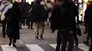 Shinbashi Tokyo 'nun neon kasabasında geceleri yürüyen insanlar.