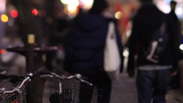 Caminhando pessoas na cidade de néon em Shinbashi Tóquio à noite tiro longo handheld — Vídeo de Stock