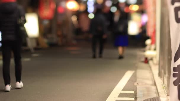 Lopende mensen in de neon stad in Shinbashi Tokio 's nachts lange shot handheld — Stockvideo