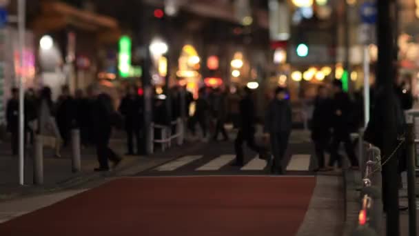 Lopende mensen in de neon stad in Shinbashi Tokio 's nachts lange shot handheld — Stockvideo