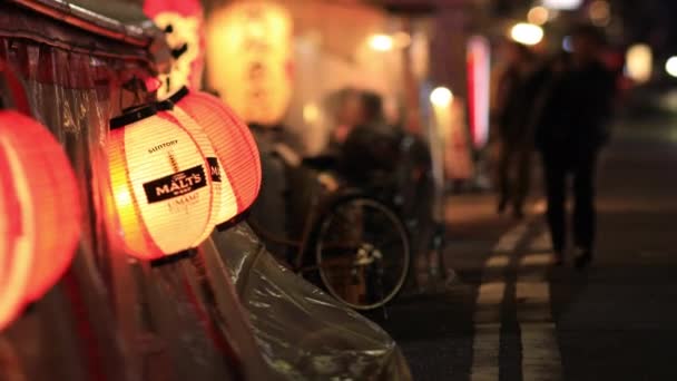 Passeggiando la gente alla città al neon a Shinbashi Tokyo di notte — Video Stock