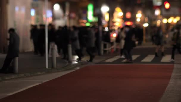 Caminar a la gente en la ciudad de neón en Shinbashi Tokio por la noche tiro de mano — Vídeo de stock