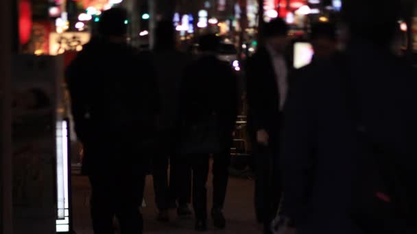 Lopende mensen in de neon stad in Shinbashi Tokio 's nachts lange schot — Stockvideo