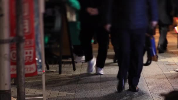 夜に東京・新橋のネオン街を歩く人たち — ストック動画