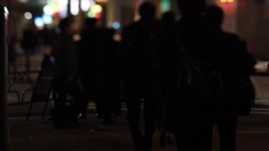 Shinbashi Tokyo 'nun neon kasabasında gece vakti yürüyen insanlar.
