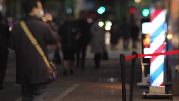 Lopende mensen in de neon stad in Shinbashi Tokio 's nachts lange schot — Stockvideo