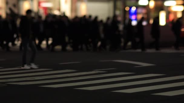 Caminar a la gente en la ciudad de neón en Shinbashi Tokio por la noche tiro largo — Vídeos de Stock