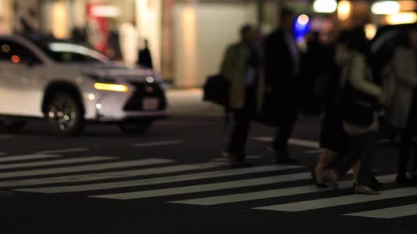 Marcher les gens à la ville néon à Shinbashi Tokyo la nuit long shot — Video