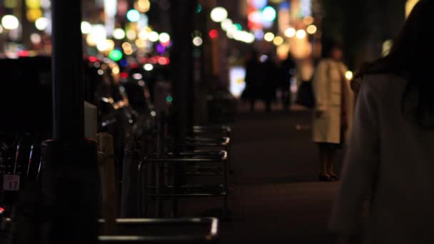 Shinbashi Tokyo 'nun neon kasabasında gece vakti yürüyen insanlar. — Stok video
