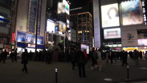 Orang berjalan di neon kota di Shinbashi Tokyo pada malam hari tembakan lebar — Stok Video