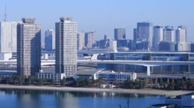 Tokyo 'daki şehir merkezinde otoyolda araba taşımak zor iş.