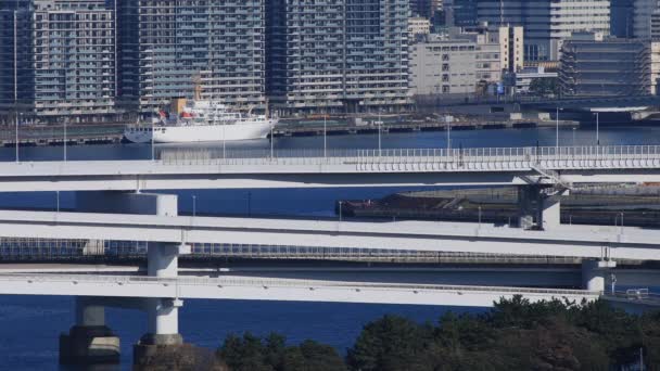 Mozgó autók az autópályán a városi város Tokióban távoli lövés — Stock videók