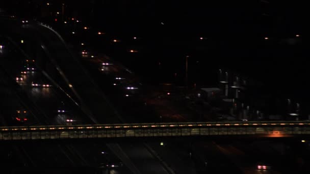 Spostare le auto in autostrada nella città urbana di Tokyo è molto difficile di notte. — Video Stock