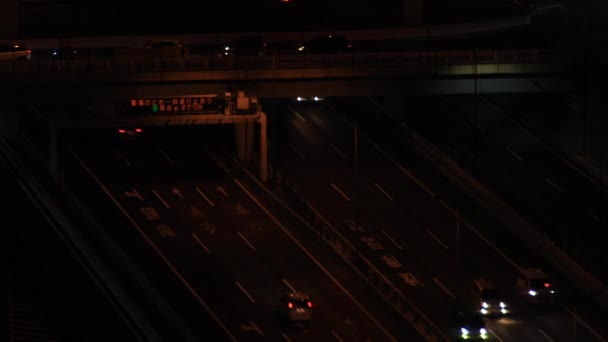 Flytta bilar på motorvägen vid den urbana staden i Tokyo långskott på natten — Stockvideo