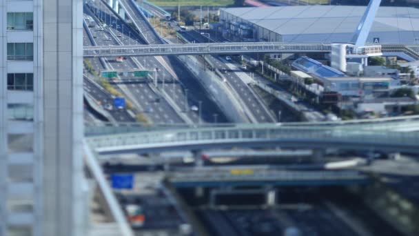 Coches en movimiento en la autopista en miniatura en la ciudad urbana de Tokio tiltshift — Vídeo de stock