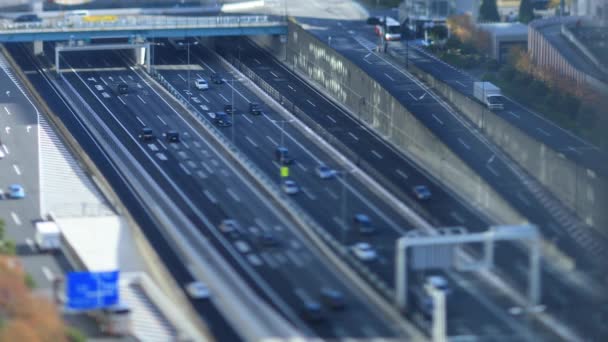 Переміщення автомобілів на мініатюрній автостраді в місті Токіо. — стокове відео