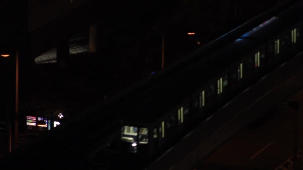 Comboio noturno na linha ferroviária de Yurikamome em Tóquio — Vídeo de Stock