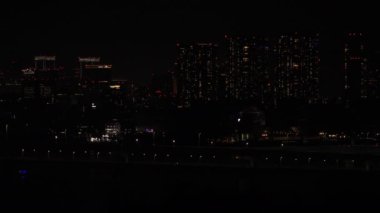 Tokyo 'daki şehir merkezinde bir gece manzarası.