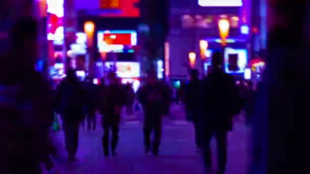 Um timelapse da noite da rua do neon no centro da cidade em Akihabara Tóquio tiro longo panning — Vídeo de Stock