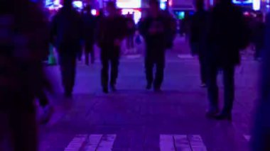 Akihabara Tokyo 'daki neon sokağının gece zoom' u.