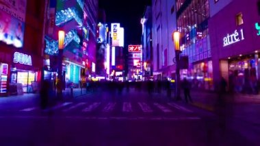 Akihabara Tokyo 'daki neon sokağının gece görüntüsü.