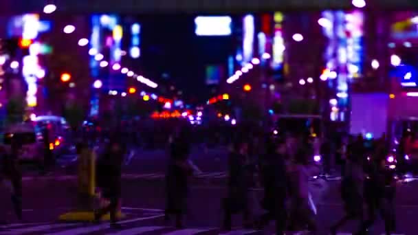 Un timelapse noche de la calle de neón en el centro de la ciudad en Akihabara Tokio zoom tiro largo — Vídeos de Stock