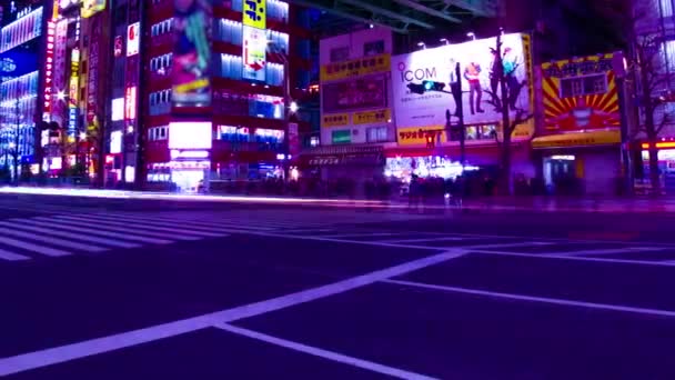 Ночной хронометраж неоновой улицы в центре Акихабары Токийская широкая панорама — стоковое видео