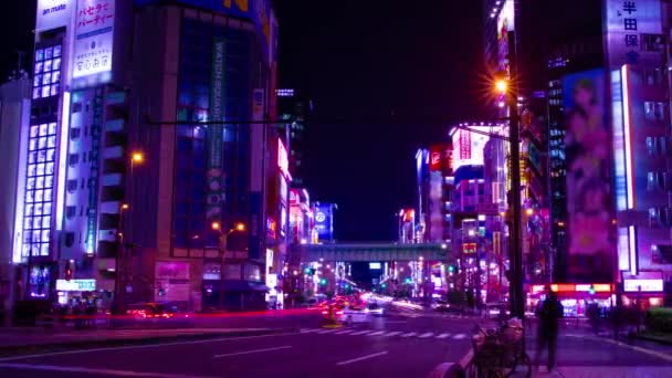 Een avond timelapse van de neon straat bij de benedenstad in Akihabara Tokio wijd schot panning — Stockvideo