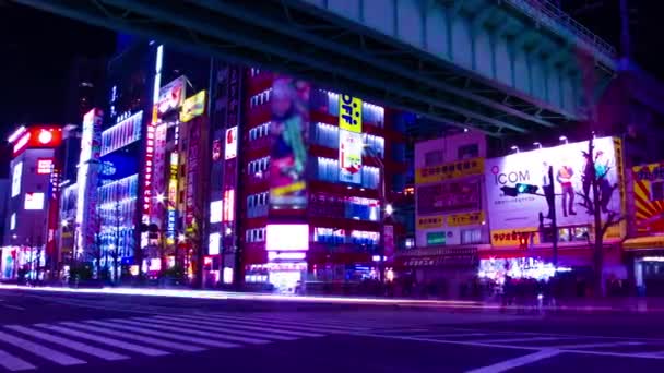 Akihabara Tokyo 'daki neon sokağının gece görüntüsü. — Stok video