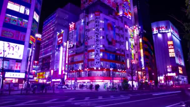 Een avond timelapse van de neon straat bij de benedenstad in Akihabara Tokio wijd schot kantelen — Stockvideo