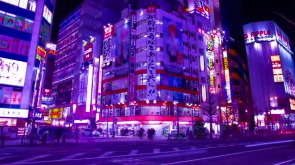 Een avond timelapse van de neon straat bij de benedenstad in Akihabara Tokio wijd shot zoom — Stockvideo