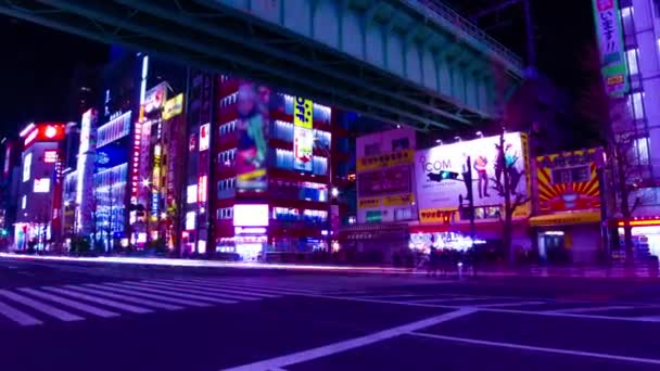 Uma timelapse noite da rua neon no centro da cidade de Akihabara Tóquio zoom tiro largo — Vídeo de Stock