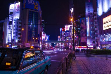 Akihabara Tokyo 'da bir gece neon sokağında.