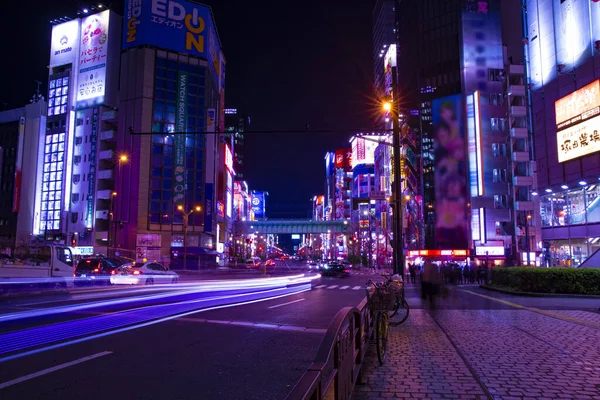 Noc neon ulica w śródmieściu w Akihabara Tokio szeroka strzał — Zdjęcie stockowe
