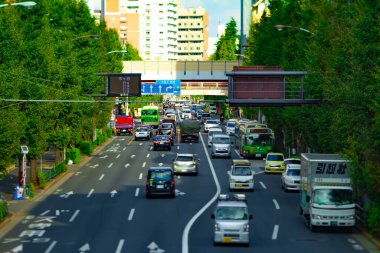 Tokyo gündüz vardiyasında Oume Bulvarı 'nda minyatür bir şehir caddesi.