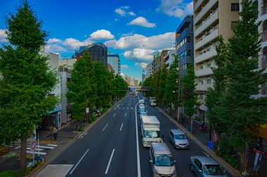 Tokyo 'da Oume Bulvarı' nda bir şehir caddesi. Gündüz vakti geniş çekim.