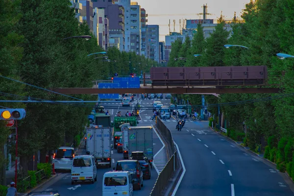 Una calle de la ciudad en la avenida Oume en Tokio tiro largo diurno —  Fotos de Stock