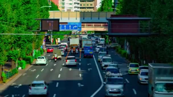 Een tijdspanne van miniature stad straat op Oume avenue in Tokio overdag tiltshift zoom — Stockvideo