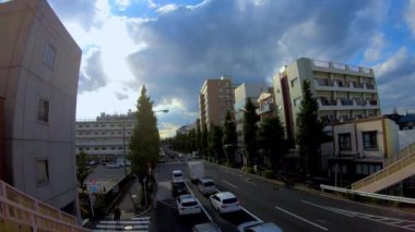 Tokyo 'da Oume Bulvarı' ndaki şehir caddesinde gündüz vakti çekilmiş bir çekim.