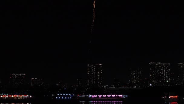 Νυχτερινά πυροτεχνήματα κοντά στη γέφυρα Ρέινμποου στην πόλη του Τόκιο. — Αρχείο Βίντεο