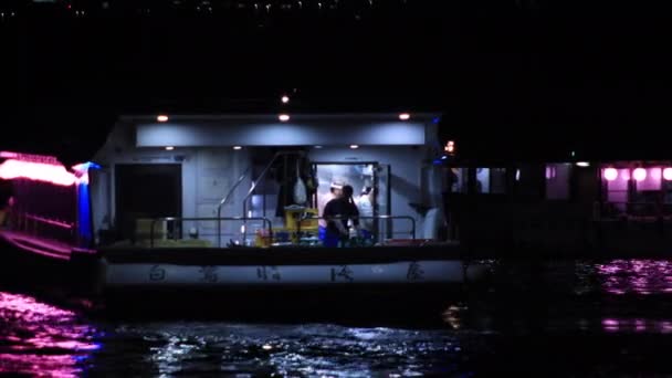 Bewegliches Neonboot in der Bucht der Großstadt Tokio in der Nacht-Langzeitaufnahme — Stockvideo