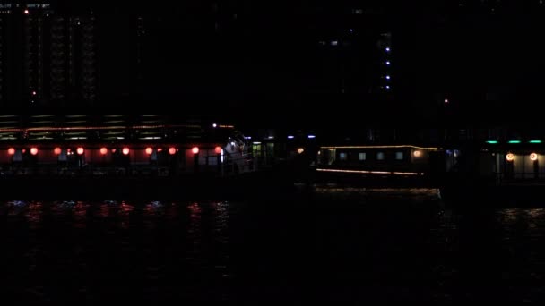 Moving neon boat nat the bay area in the urban city in Tokyo at night long shot — Stock Video