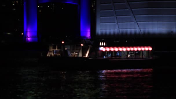 Tokyo 'nun şehir merkezindeki körfez bölgesine gece vakti neon tekne nakliyesi. — Stok video