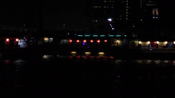 Bewegliches Neonboot in der Bucht der Großstadt Tokio in der Nacht-Langzeitaufnahme — Stockvideo
