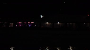 Tokyo 'nun şehir merkezindeki körfez bölgesine gece vakti neon tekne nakliyesi.