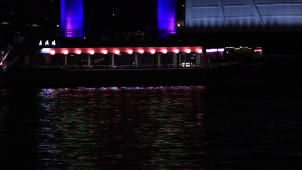 Mover barco de neón nat el área de la bahía en la ciudad urbana de Tokio por la noche tiro largo — Vídeos de Stock
