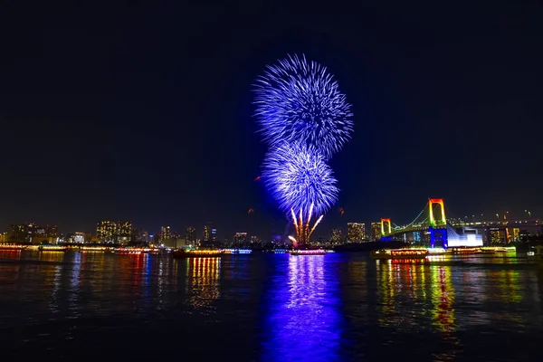 Fuochi d'artificio notturni vicino al ponte Rainbow nella città urbana di Tokyo — Foto Stock