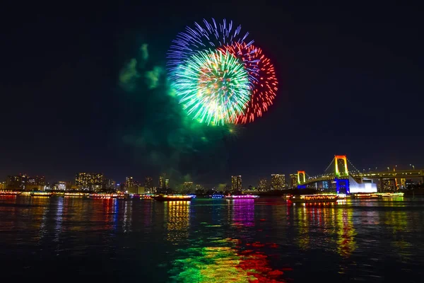 Fuochi d'artificio notturni vicino al ponte Rainbow nella città urbana di Tokyo — Foto Stock