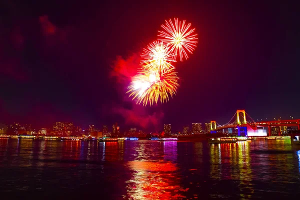 Tokyo 'daki şehir şehrinde Gökkuşağı köprüsü yakınlarında bir gece havai fişeği gösterisi — Stok fotoğraf